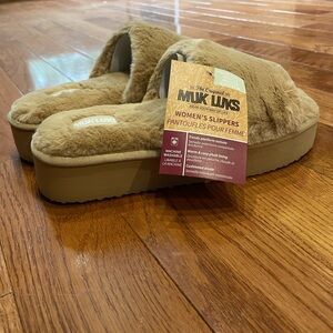 Muk Luks women’s platform slippers size M (US 7-8)